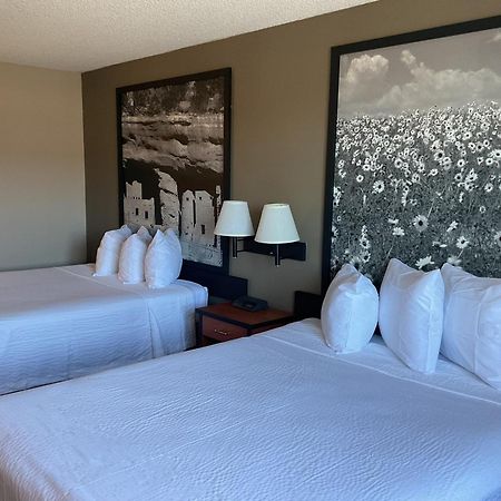 Super 8 By Wyndham Colorado Springs Airport Motel Exterior photo